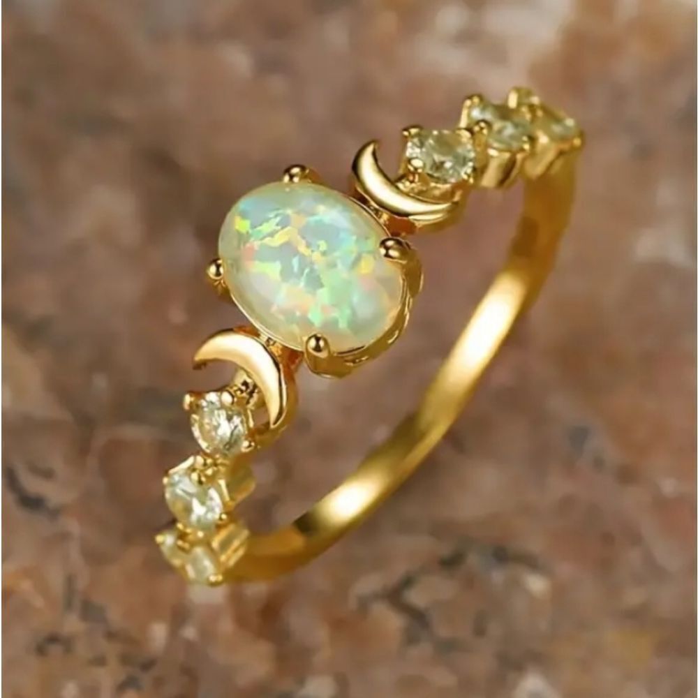 Ladies Vintage golden opal design wedding ring sz 8